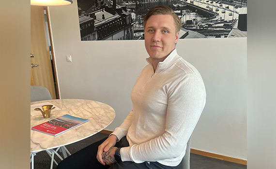 André, tidigare deltagare på utbildningen Brandskyddsledare, sitter vid ett bord och tittar in i kameran och ler