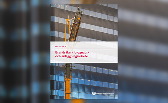 Omslag till Handboken Brandsäkert byggnads- och anläggningsarbete: En byggkran framför ett modernt vågformat höghus