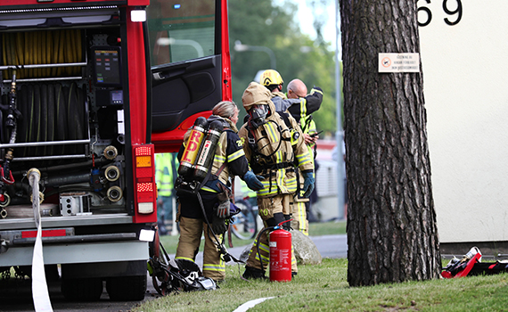 Räddningstjänstpersonal arbetar vid en brandbil