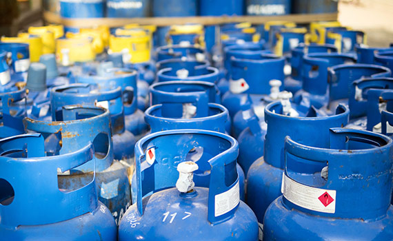 Blå gastuber står på rad