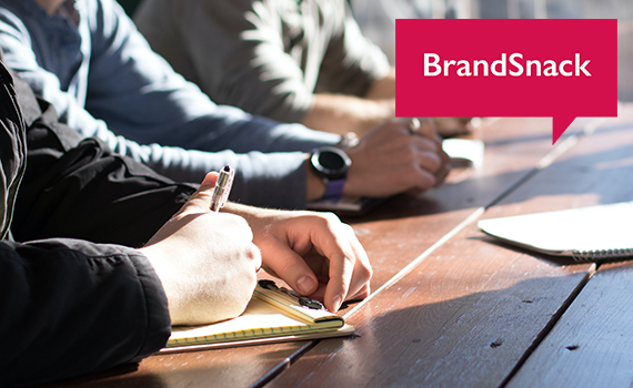 Människors händer och texten Brandsnack