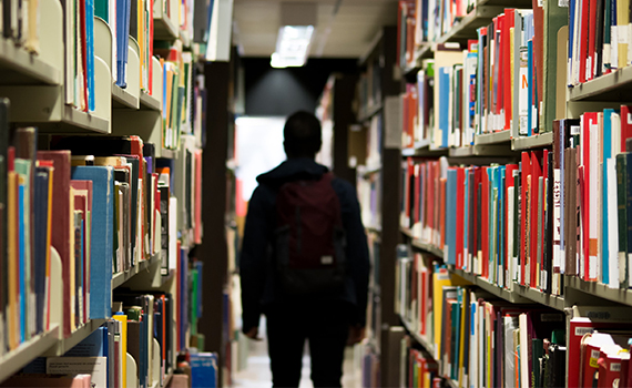 Person som går igenom ett bibliotek