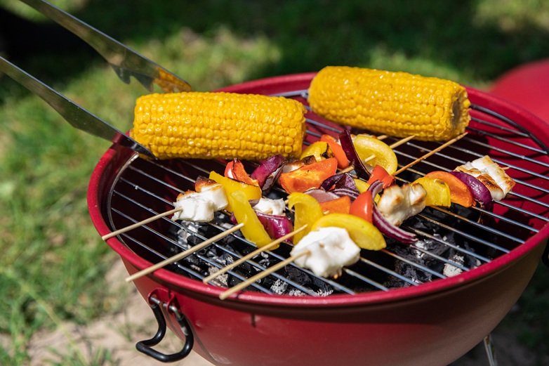 Tänd klotgrill med grönsaker som grillas