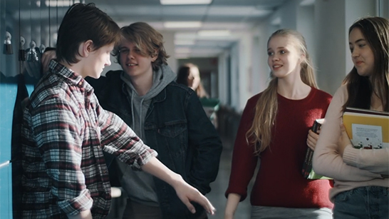 Elever pratar med varandra i en skolkorridor