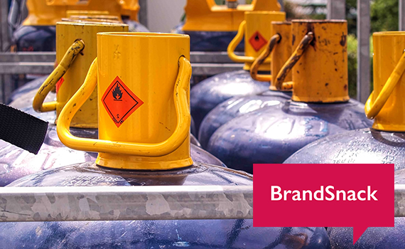 Brandfarliga varor och texten Brandsnack