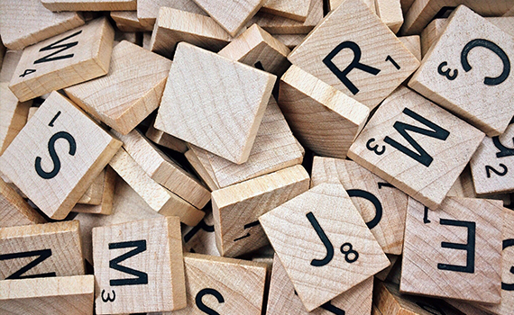 En hög med bokstäver på träbrickor