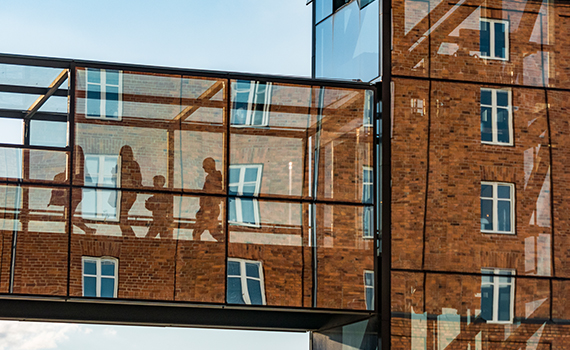 Människor inne i en byggnad