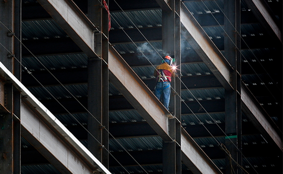 Hetarbetare svetsar på en byggarbetsplats