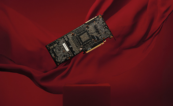 Ett grafikkort svävar över ett podium, röd bakgrund