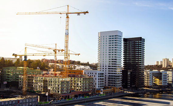 Byggnader och en lyftkran bredvid vatten