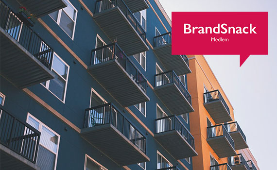 Ett lägenhetshus och texten Brandsnack medlem