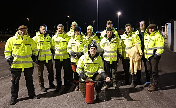 Flera civila insatspersoner i gula arbetskläder