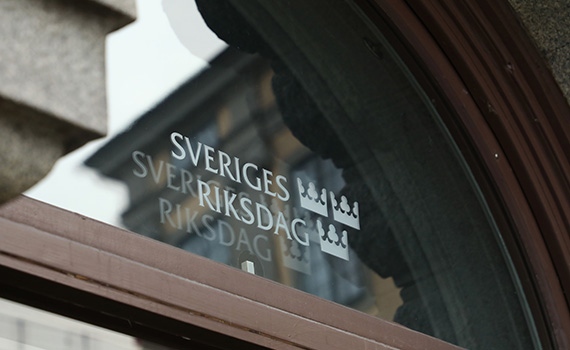 Riksdagens logotyp på ett fönster