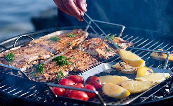 Person grillar i sommarmiljö