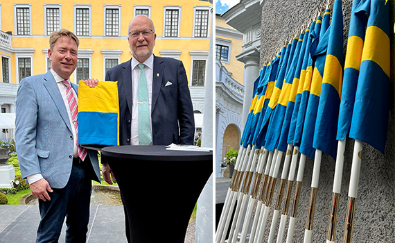 Generalsekreterare Mats Björs tar emot en fana av landshövdingen Sven- Erik Österberg
