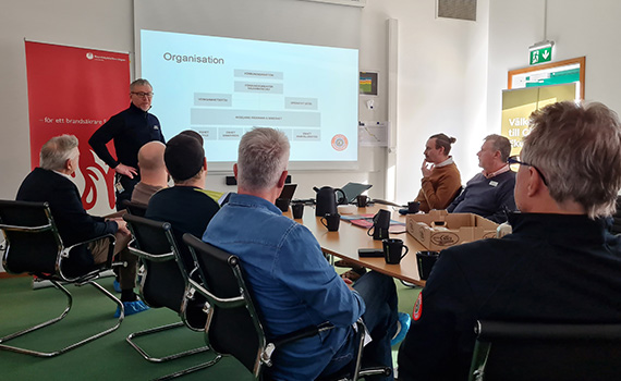 Ett konferensrum fyllt med folk