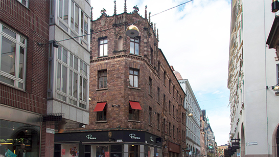 Tegelbyggnad bredvid andra byggnader