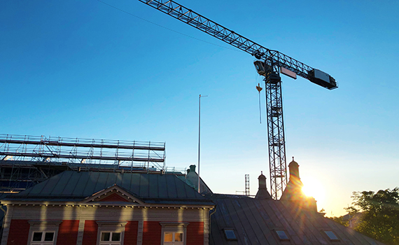 Ett hustak och en lyftkran