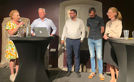 Marléne Lund Kopparklint som håller i en mikrofon, samt Anders Persson, Denis Begic, Jacob Risberg och Sofie Quant