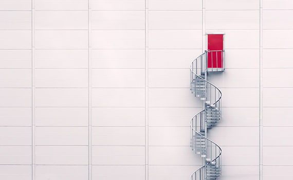 En spiraltrappa och en dörr