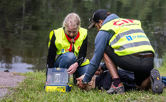 Två civila insatspersoner som utför hjärt-lungräddning