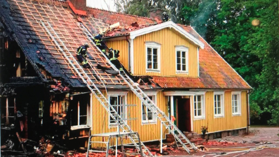 Halvt nedbrunnen villa