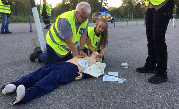 Civila insatspersoner övar HLR på en docka