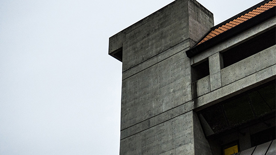 En kant av ett grått hus med himmel i bakgrunden