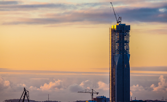 Hög byggnad, Karlatornet, under konstruktion i skymningen