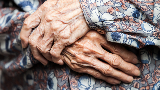 En äldre persons händer
