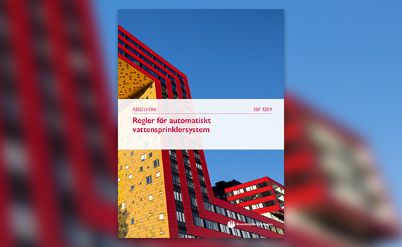 Omslag till regelverket 120:9 Regler för automatiskt vattensprinklersystem, modernt höghus i rött och gult