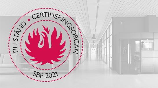 Tillstånd certifieringsorgan SBF2021 samt Brandskyddsföreningens logga och kontor i bakgrunden