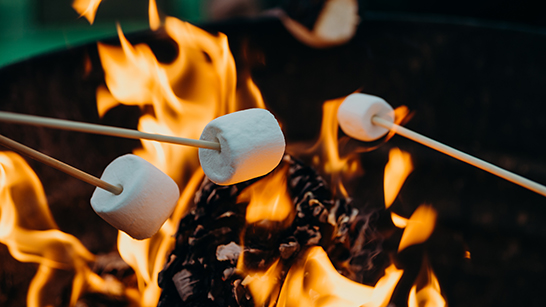 Marshmallows som grillas över öppen eld