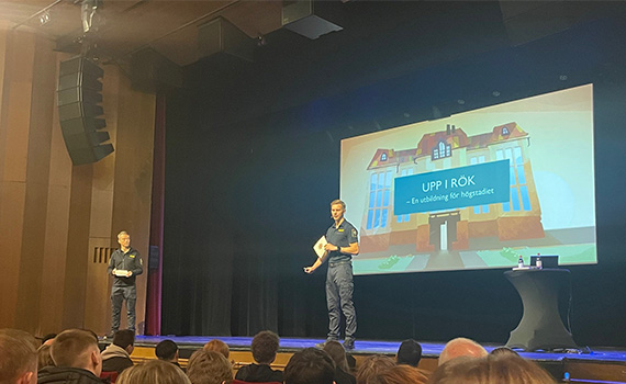 Brandmän föreläser på scen