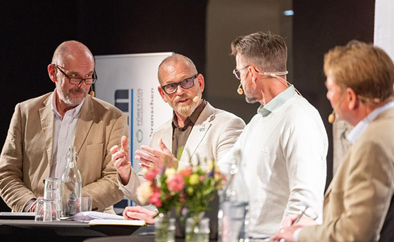 Personer i paneldebatt under Almedalsveckan