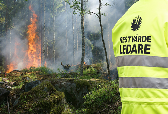 Restvärdeledare intill en skogsbrand